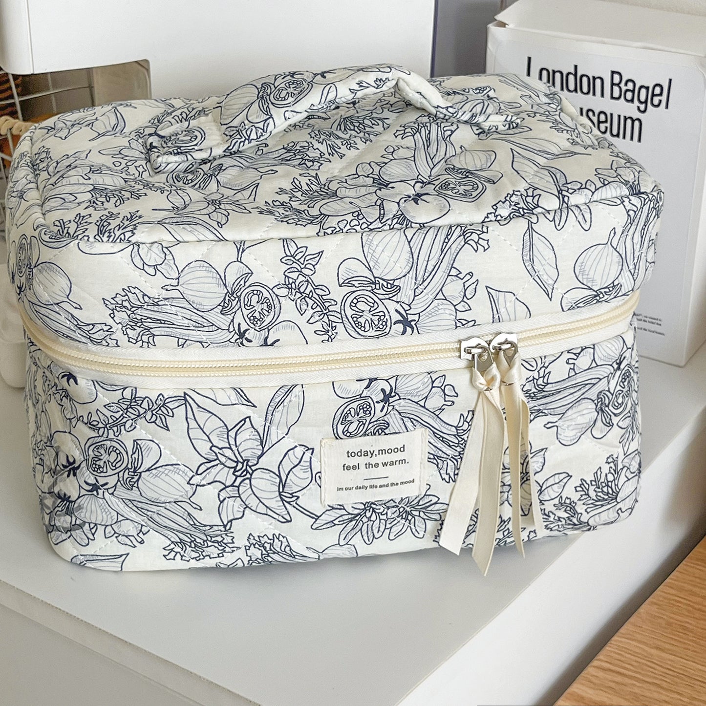 Good-looking Lightweight Ink Skin Care Makeup Storage Bag