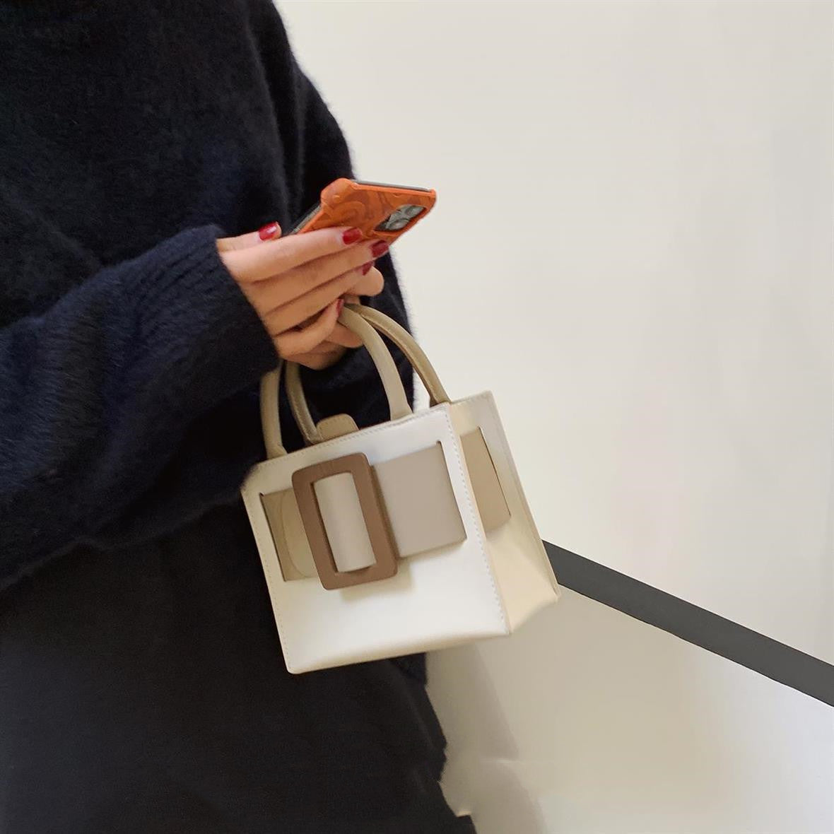 simple cream cake tote