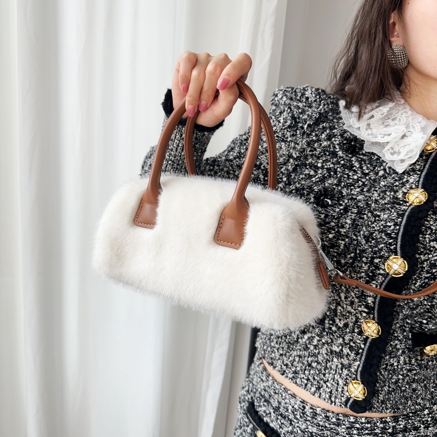 Tote Bag With A Vintage Niche Design Featuring Intricate Faux Mink Fur Detailing