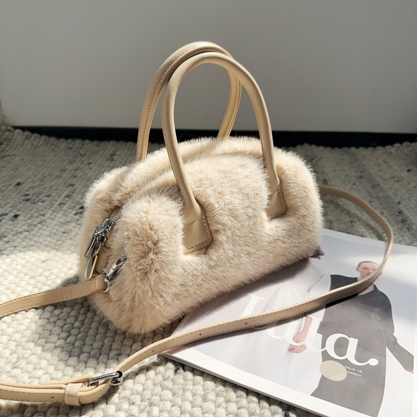 Tote Bag With A Vintage Niche Design Featuring Intricate Faux Mink Fur Detailing