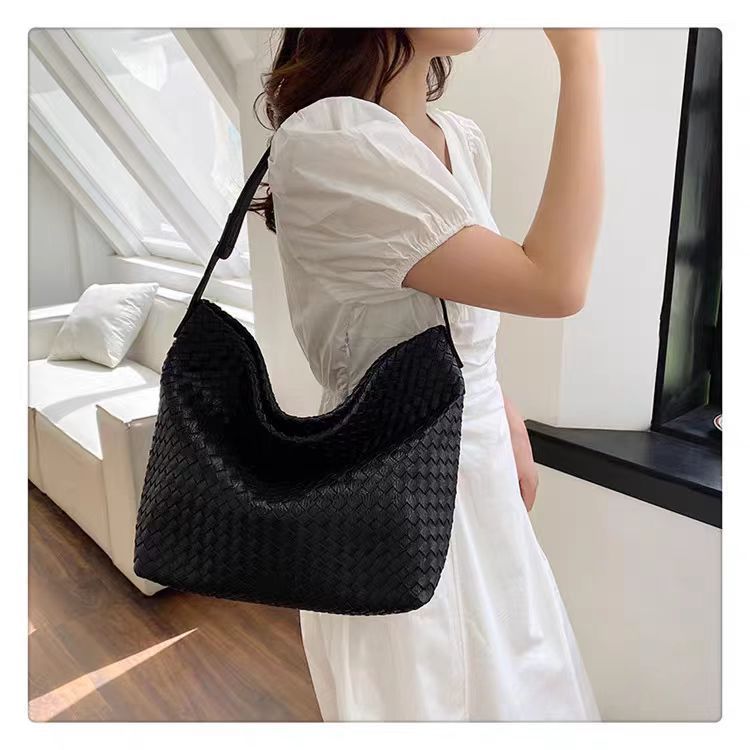 hand woven large capacity bucket single shoulder messenger bag