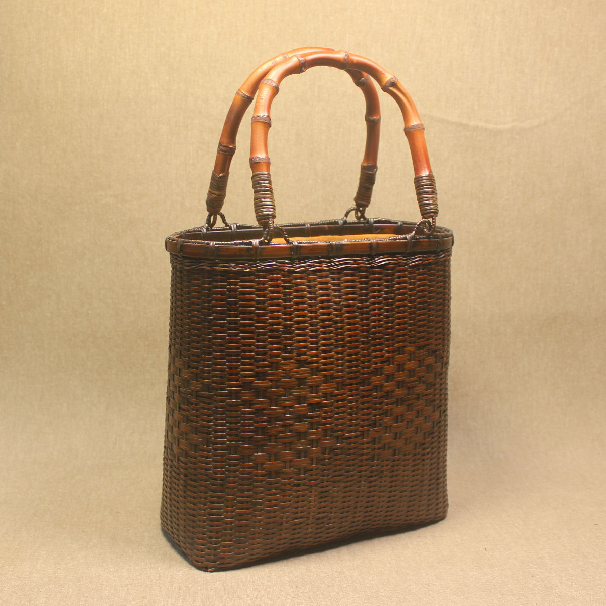womens hand carrying beach weaving handbag