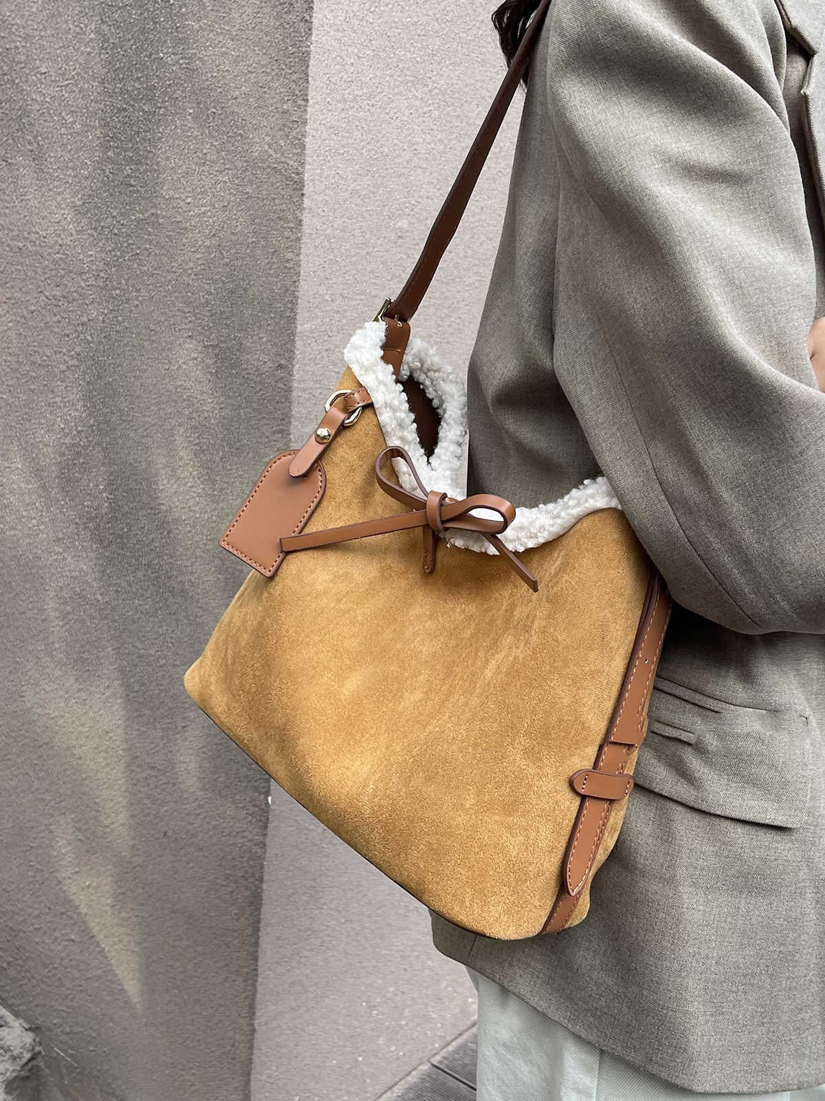commuter retro large capacity suede bag