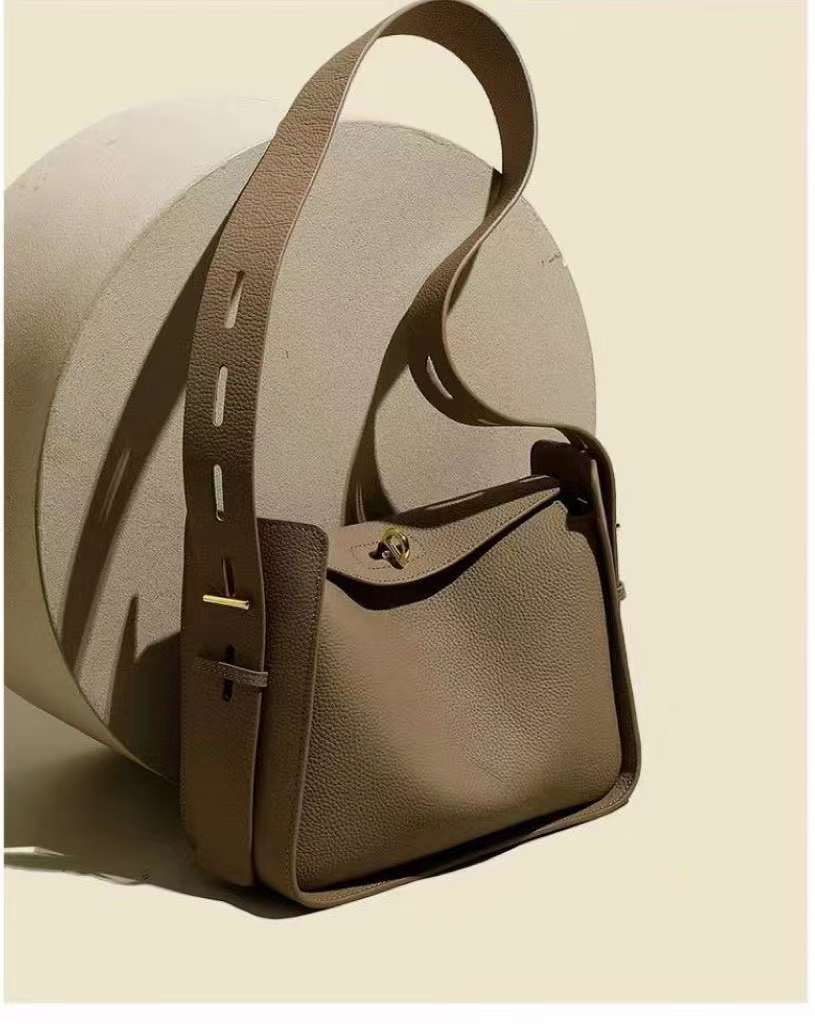 Niche Commuter Design Leather Crossbody Underarm Bag